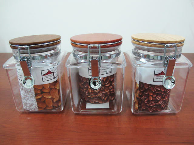 Squared Acrylic Jar with wooden lid; 1 lt
